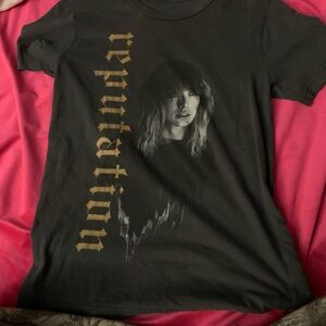 Taylor swift reputation t-shirt
Size: m
